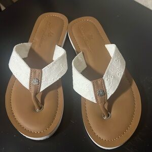 TOMMY BAHAMA Flip Flop Sandals White Size 6. Eyelet. NWOT beach summer cushion